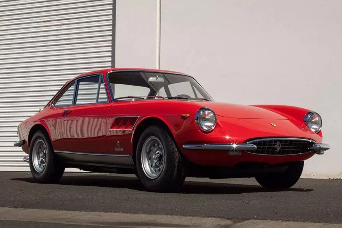 Descubre los Ferraris Más Exclusivos: Para Viajeros Retro. 2