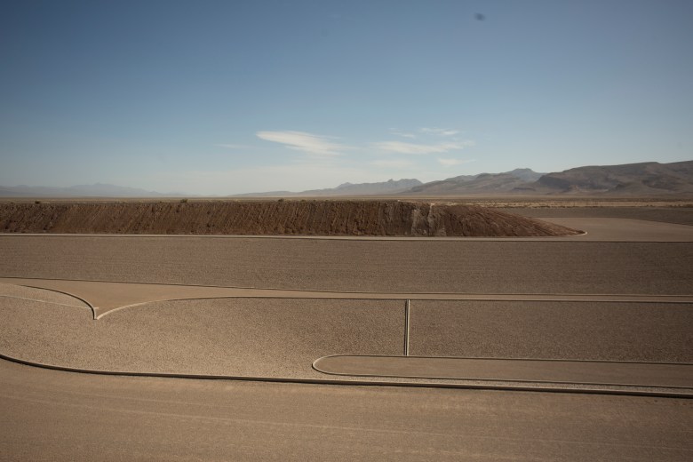 "City" de Michael Heizer: viaje al arte y al desierto en fusión 32