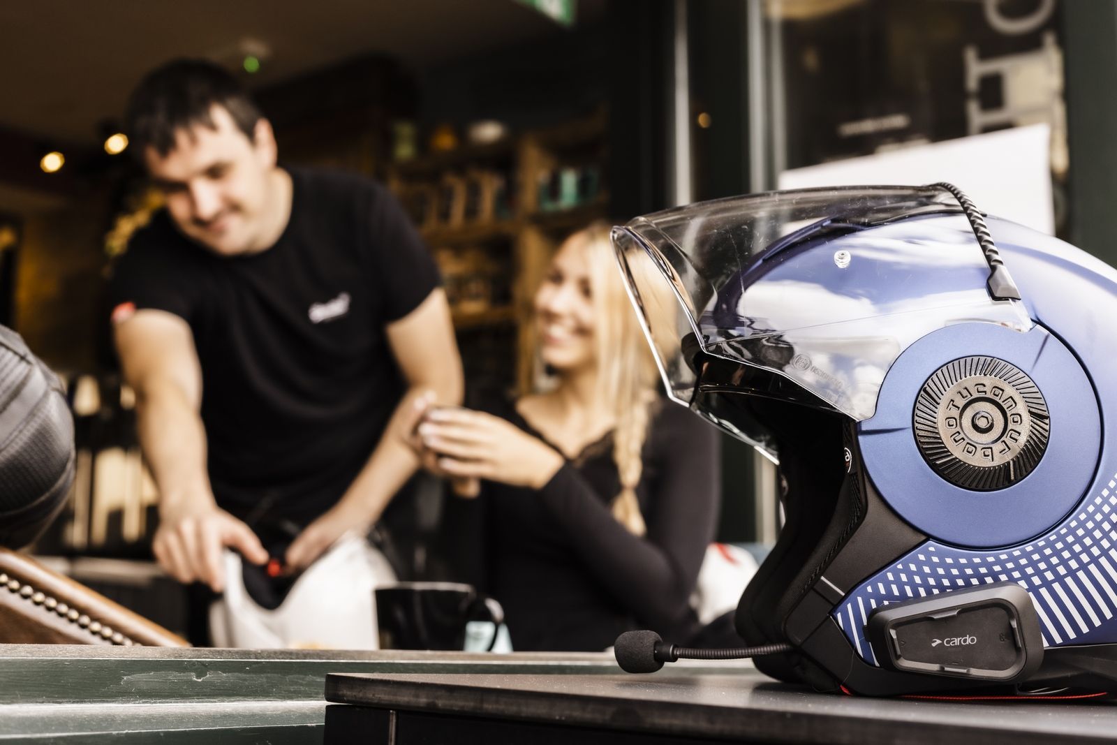 Cardo PACKTALK Edge Auriculares - Silencio del Viento y Conexión de La Amistad en el Asfalto 2 Cardo PACKTALK Edge Auriculares - Silencio del Viento y Conexión de La Amistad en el Asfalto 2