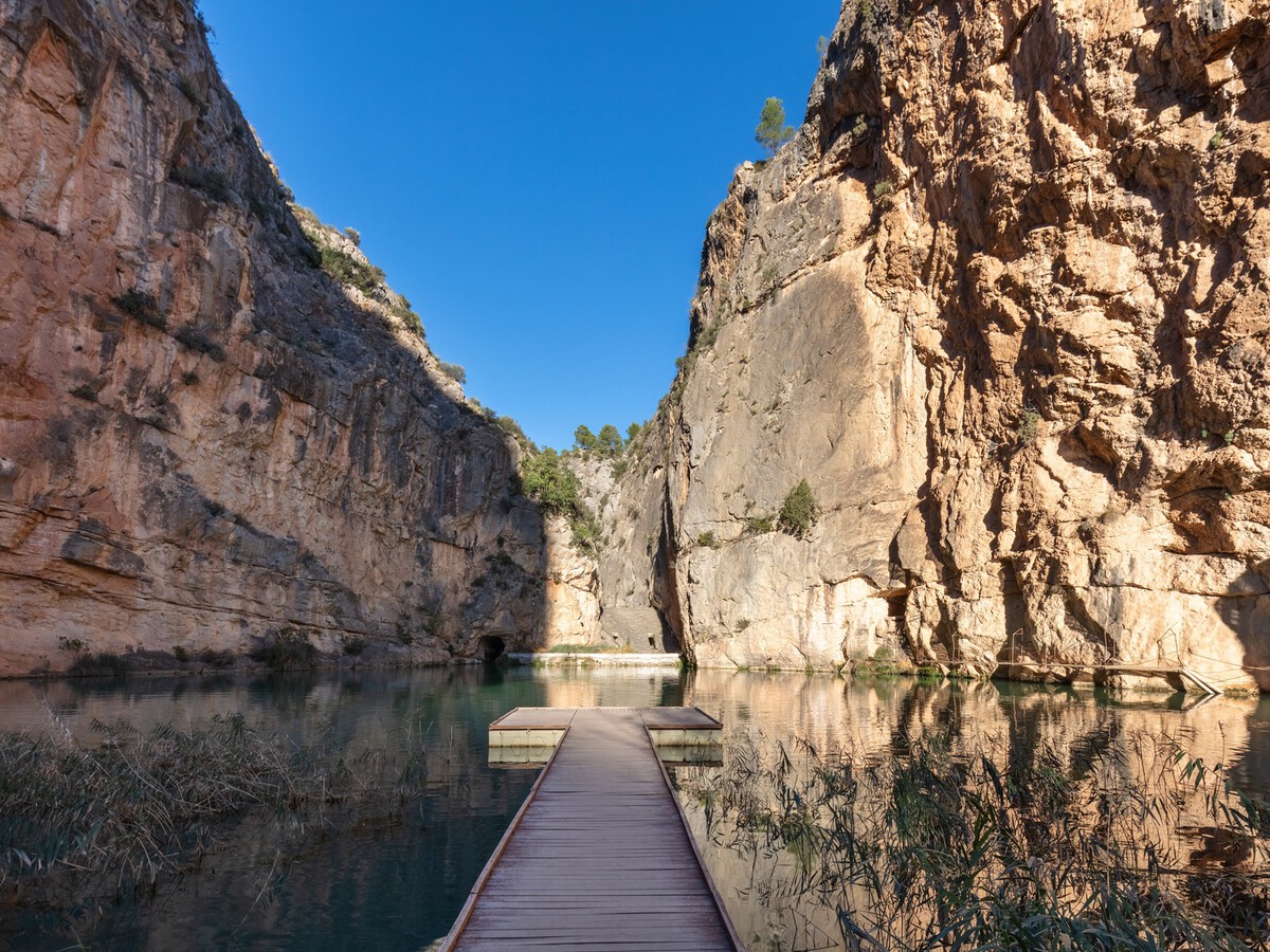 Piscina natural de aguas turquesas en el Cañón del Turia: GUÍA 1