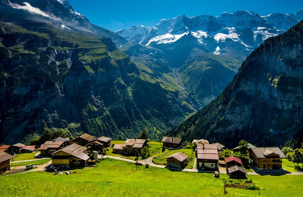 Gimmelwald, un pueblo alpino virgen y peatonal en el corazón de los Alpes suizos. 2